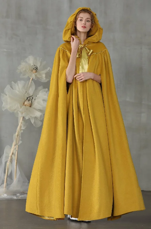 Chic Comfort Perfumer 33 | hooded wool cloak