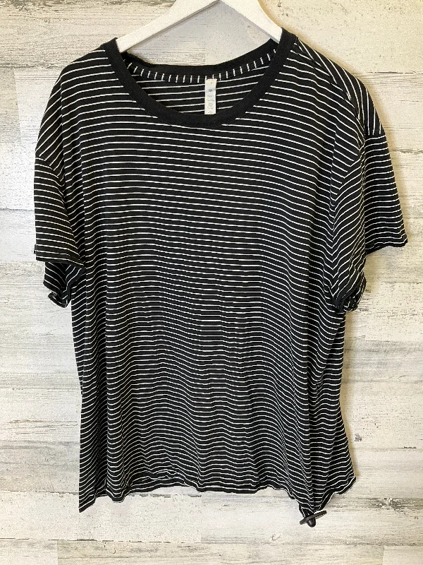 Effortless Outfits Black & White Athletic Top Short Sleeve Lululemon, Size 18